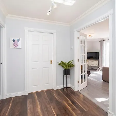 The Boulevard - Stunning 3 Bedroom With Free Parking