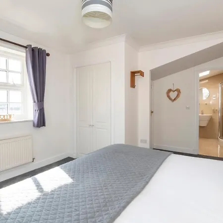 The Boulevard - Stunning 3 Bedroom With Free Parking