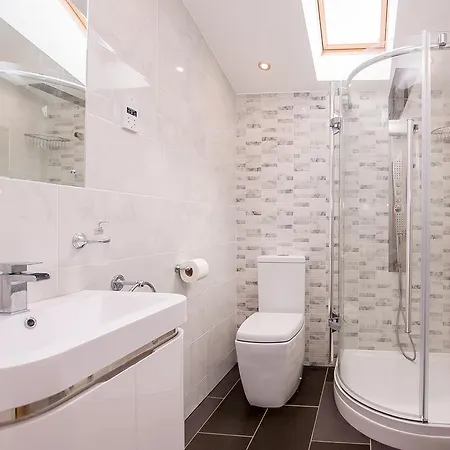 The Boulevard - Stunning 3 Bedroom With Free Parking Apartment